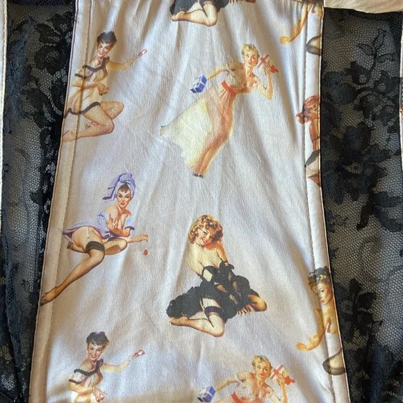 Women's amazing vintage sexy pin up girl bustier with matching cheekie panties.